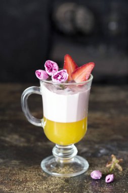 Tatlı bir retr üzerinde retro arka plan üzerinde meyve ve çiçek ilet