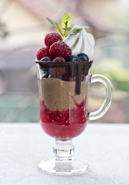 Bahar ba bir retro arka plan üzerinde çilek ile Tatlı ile