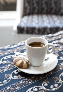 Retro restoranda masada kahve espressosu. Yaz ruh hali.