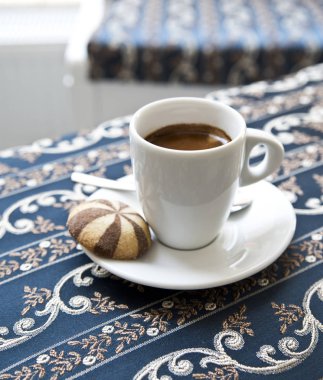 Retro restoranda masada kahve espressosu. Yaz ruh hali.