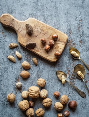 Ceviz, fıstık, fındık bir vintage tabakta.