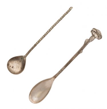 Güzel eski eski gümüş kaşık p kırpma ile beyaz izole