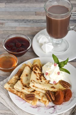 Kahvaltı. Krep, bal, çilek reçeli, krem, Kurutulmuş Kayısı