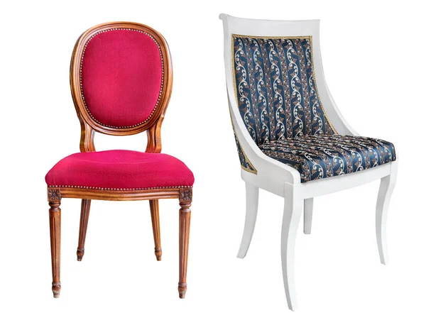 Zwei weiße Holzstühle mit blauer und roter Polsterung. — Stockfoto