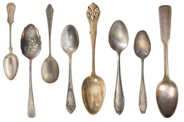 Beyaz üzerinde izole eski gümüş çay kaşığı üst görünümü. Retro gümüş