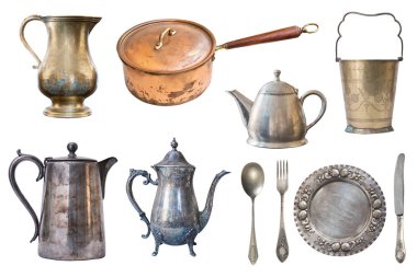 Beyaz backg izole bakır ve metal vintage tencere seti