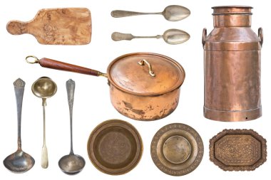 Beyaz backg izole bakır ve metal vintage tencere seti