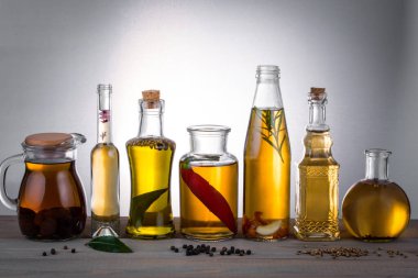 Tereyağı ile şişelerde Yağ, otlar ve baharatlar ile zeytinyağı t