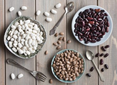 Fasulye, beyaz bir arka plan üzerinde tabaklarda fasulye üç tür