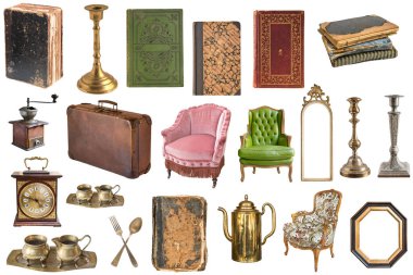 Muazzam miktarda, eski, harika, antika eşyalar. Beyaz arkaplanda izole.