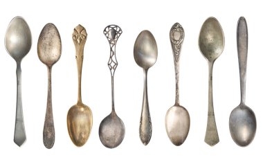 Beyaza izole edilmiş eski gümüş çay kaşığı manzarası. Retro gümüş takımlar.