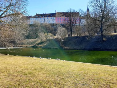 Erken Ilkbahar Yaz Şehir Parkı Yeşil Göl Doğa gölünde gökyüzü manzara mavi gölleri su yansıma Yeşiller