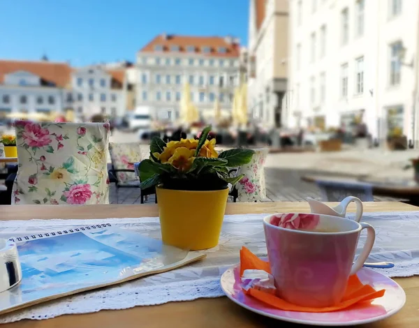 Cadde Cafe masa ve sandalye şehirde dinlenmek için Insanlar bekliyor ve Europa Baltic Old Town Tallinn Estonya Sunny öğleden sonra Şehir Meydanı 'nda kahve seyahat fincan var Europa seyahat 