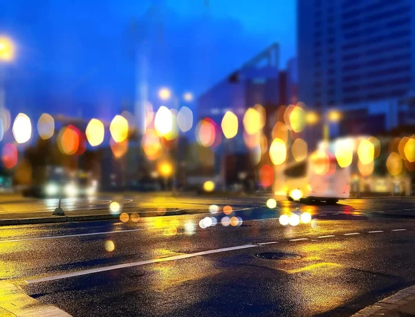 Deszczowe Miasto Zamazane Światło Nocy Nowoczesny Budynek Mokry Asfalt Kolorowe — Zdjęcie stockowe