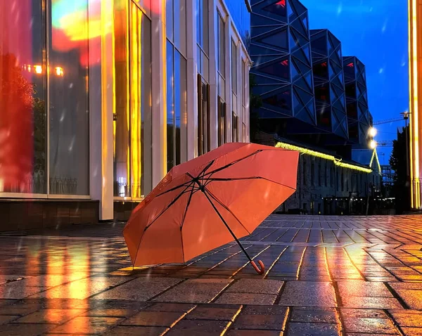 Ville Pluvieuse Ville Parapluie Rose Sur Asphalte Nuit Trouble Lumière — Photo