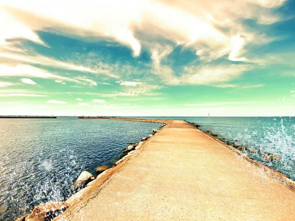 海の風景ターコイズブルーの海の水のスプラッシュと雲の太陽のパノラマと青空 夏の季節の自然背景 真ん中の海の水平線への石の道 熱帯の島の風景 ロイヤリティフリーのストック写真