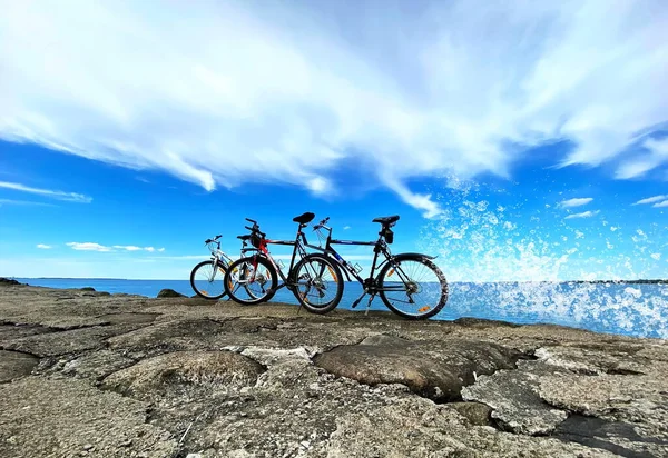 Fahrrad Auf Meer Stein Blauer Himmel Flauschig Weiße Wolken Meer — Stockfoto