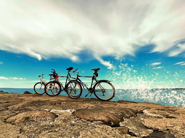 Bisiklet Deniz Taşında Mavi Gökyüzü Pofuduk Beyaz Bulutlar Okyanus Suyu — Stok fotoğraf