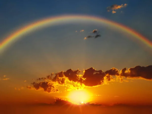 Schönen Regenbogen Bei Gold Sonnenuntergang Sonnenlicht Reflexion Blauen Abendhimmel Natur — Stockfoto