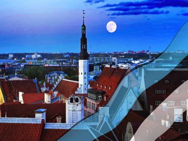 Tallinn eski kasaba panoramik, Estonya bayrağı mavi siyah beyaz renkler, ortaçağ başkenti Avrupa 'ya seyahat 