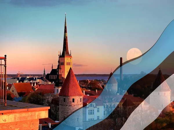 Tallinn Óvárosi Panoráma Észt Zászló Szimbólum Kék Fekete Fehér Színek — Stock Fotó