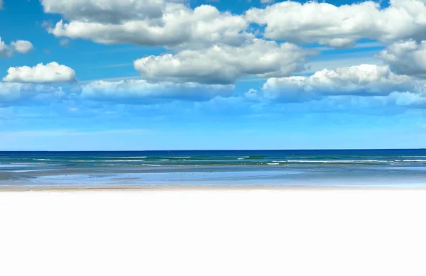 Krásná Pláž Bílým Pískem Dřevěnou Lavicí Tyrkysová Oceánská Voda Modrá — Stock fotografie