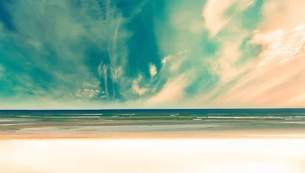 美丽的海滩 白色的沙滩 碧绿的碧绿的海水 碧绿的落日云彩夏季度假的全景背景模板 — 图库照片
