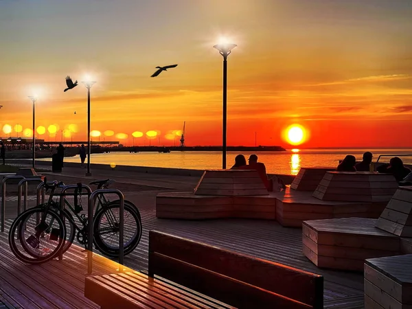 Puesta Sol Muelle Paseo Ciudad Gente Camina Silhouette Sentarse Terraza —  Fotos de Stock