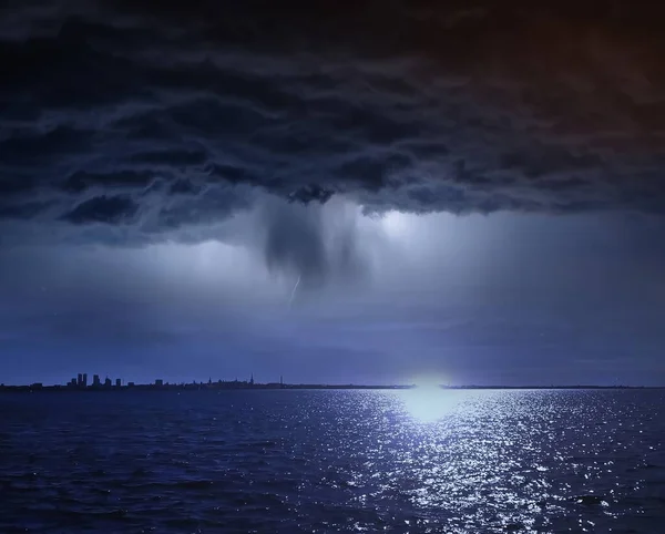 Загадочные Голубые Облака Ночном Небе Море Лунный Свет Водной Волне — стоковое фото