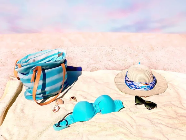 여자들은 백사장에서 여름옷을 하늘에 선글라스를 휴가를 즐기며 비키니를 입는다 — 스톡 사진