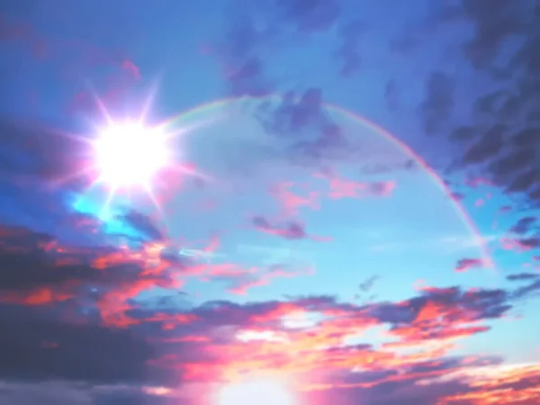 Solnedgång Och Regnbåge Himlen Gul Rosa Blå Fluffiga Moln Natur — Stockfoto