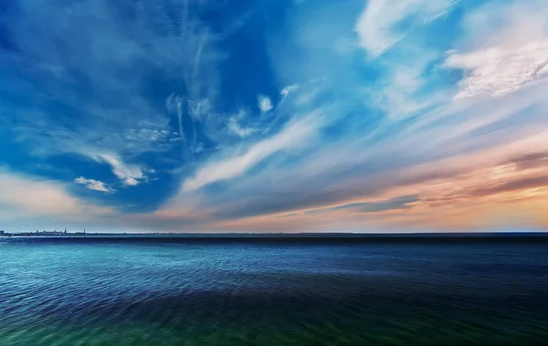 Mar Céu Noturno Mar Azul Oceano Escuro Onda Água Céu — Fotografia de Stock