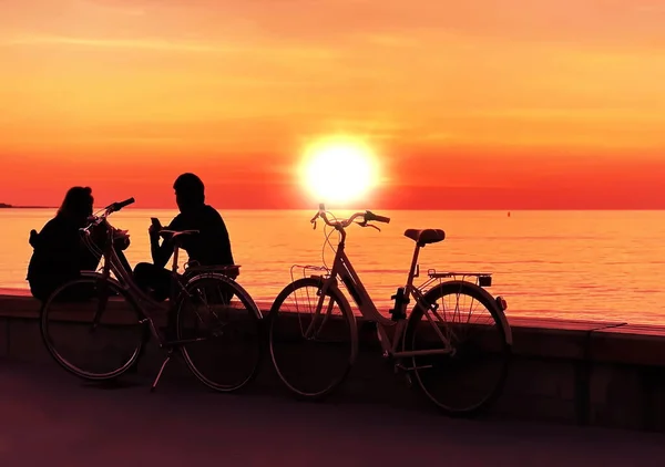 Romantisches Paar Mit Fahrrad Sommer Sonnenuntergang Entspannen Auf Seebrücke Rosa — Stockfoto