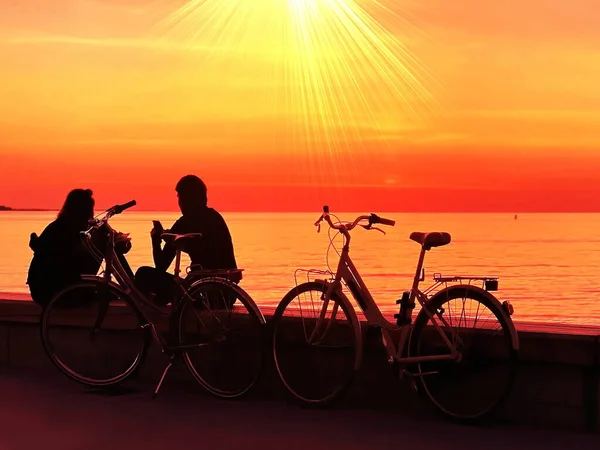 Sommer Sonnenuntergang Romantisches Paar Auf Orange Rosa Sonnenuntergang Seebrücke Mit — Stockfoto