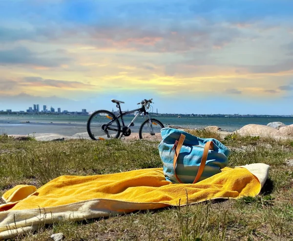 Letni Zachód Słońca Niebieskim Zachmurzonym Rowerze Torba Dla Kobiet Żółtym — Zdjęcie stockowe
