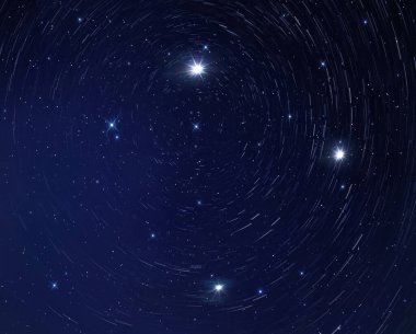 Gece düşen yıldızlar koyu mavi parlak gökyüzü doğa evreni arka plan 