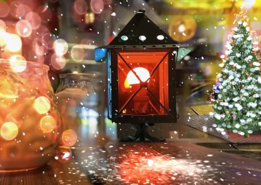 Christmas City akşamı vitrindeki kırmızı fener gece kahvesinde bulanıklaştı. Masa fincanı üzerinde sokak kafesi. Yumuşak mevsimlik arka plan.