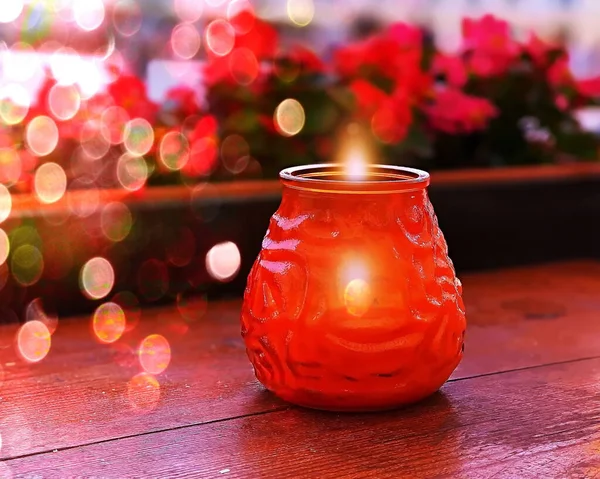 Sommer Straßencafé Kerzenlicht Roter Tasse Auf Dem Tisch Und Blumen — Stockfoto