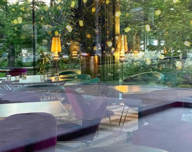 Kafe camlarında sokak yansıması Yaz kenti yaşam tarzı