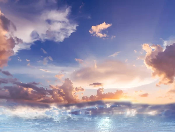 Azul Rosa Cielo Dramático Nubes Reflexión Sobre Agua Mar Hermoso — Foto de Stock