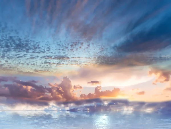 Noite Pôr Sol Azul Rosa Dramático Céu Nuvens Reflexão Sobre — Fotografia de Stock