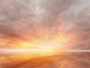 Yaz günbatımı gökyüzü pembe turuncu akşam bulutları deniz suyunun yansıması güzel doğa manzarası