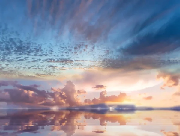 Pôr Sol Verão Céu Rosa Laranja Noite Nuvens Reflexão Sobre — Fotografia de Stock