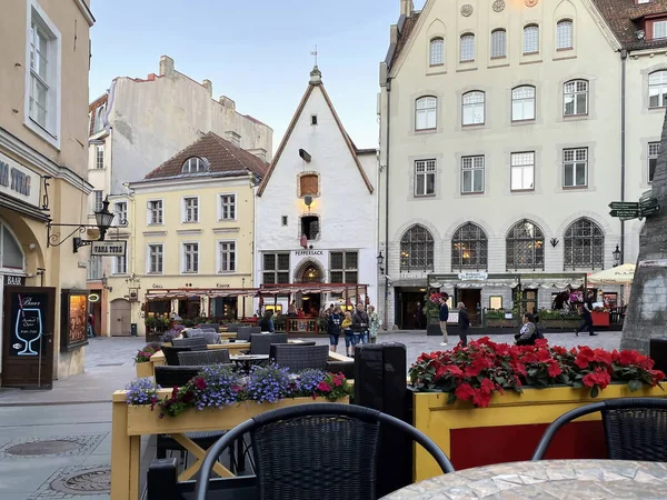 Tallinn Beyaz Yaz Gecesi Ortaçağ Şehir Çiçekleri Sokak Restoranı Nsanlar — Stok fotoğraf