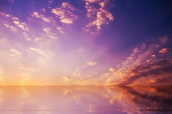 Modrá Šeříková Obloha Mraky Moři Západ Slunce Odraz Oceánu Voda — Stock fotografie