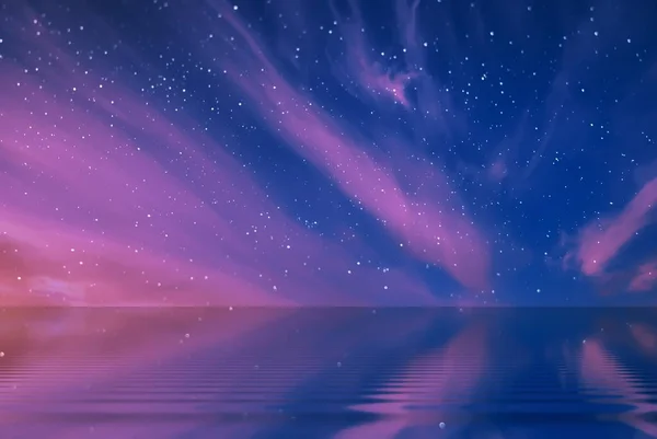 Natt Stjärnklar Himmel Fluffig Mörkblå Moln Reflektion Över Hav Vatten — Stockfoto