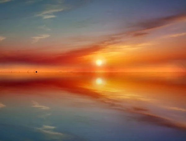 海の上の夕日海の上の夕日濃い青の空金のピンク黄色の太陽の夜明け海の水の反射 — ストック写真