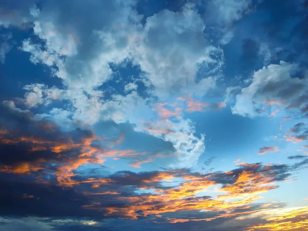 Puesta Sol Azul Amarillo Rosa Cielo Nubes Esponjosas Rayos Luz — Foto de Stock