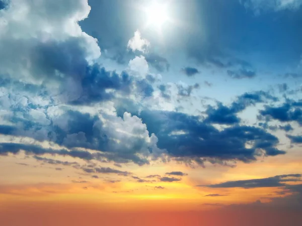 Žlutý Západ Slunce Modrá Obloha Nadýchané Mraky Sluneční Paprsky Panorama — Stock fotografie