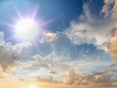 Yaz günbatımı mavi gökyüzü pofuduk pembe beyaz bulutlar ve güneş ışınları ufuk çizgisi doğa hava durumu tahmini